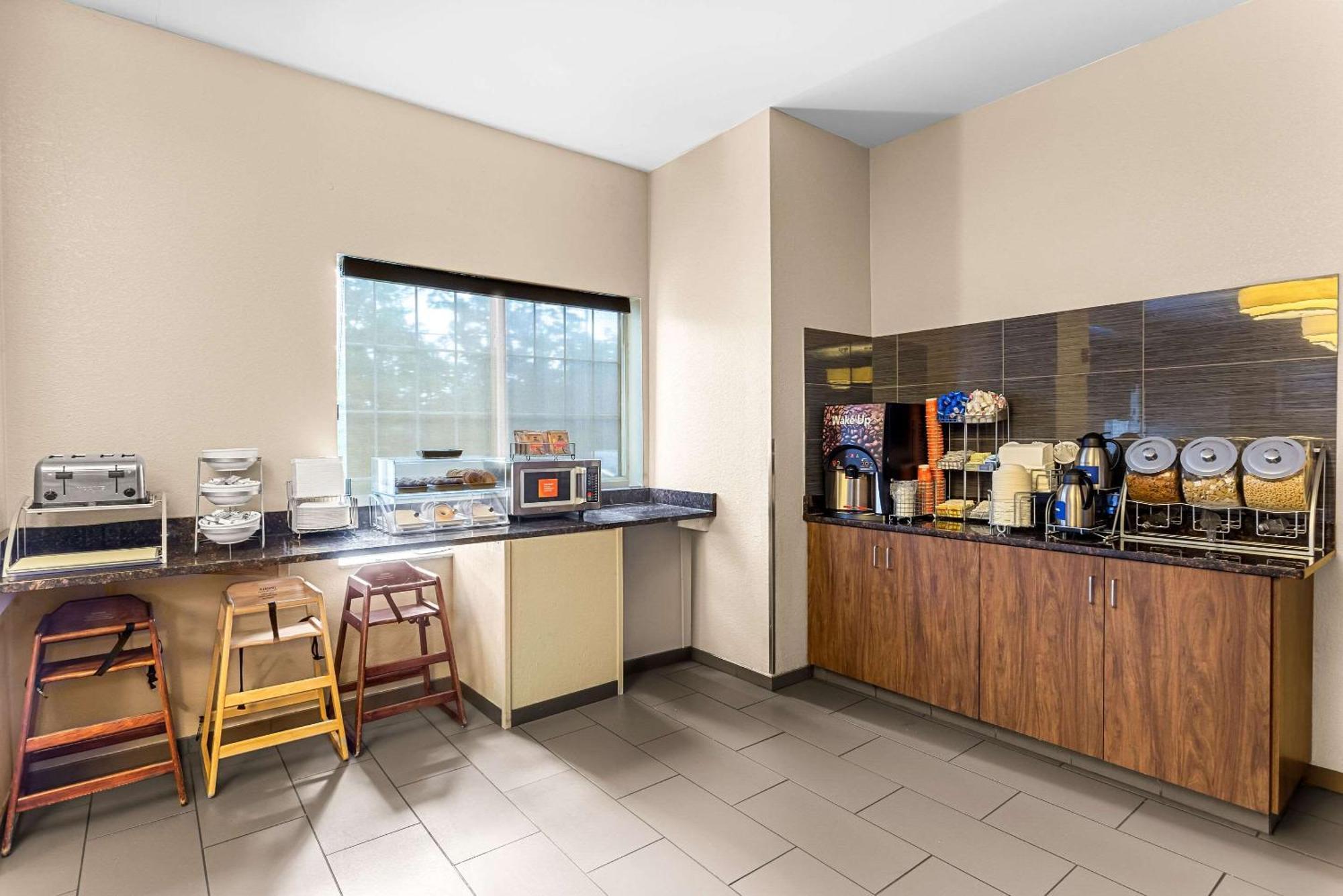 Comfort Near Libertyville North 3* Grayslake